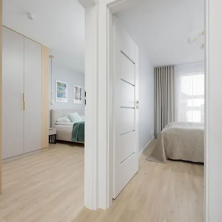 Spacious With Parking On Grochow By Renters شقة