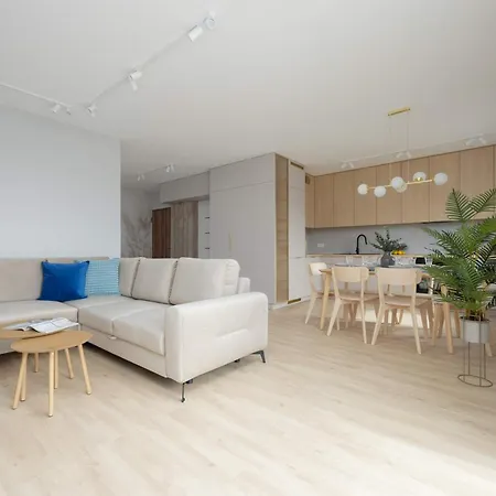 Spacious With Parking On Grochow By Renters Апартаменты Варшава
