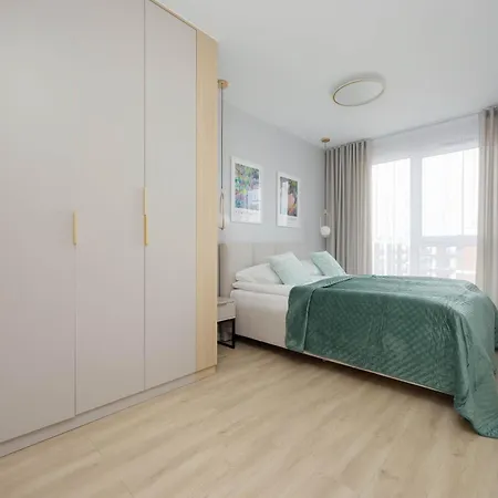 Spacious With Parking On Grochow By Renters شقة