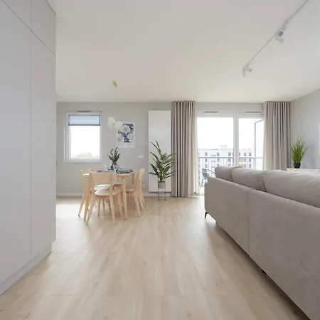 شقة Spacious With Parking On Grochow By Renters وارسو