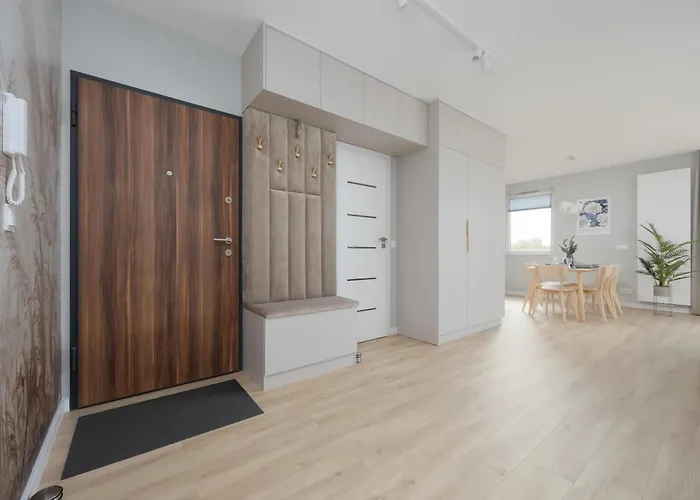 Spacious With Parking On Grochow By Renters *