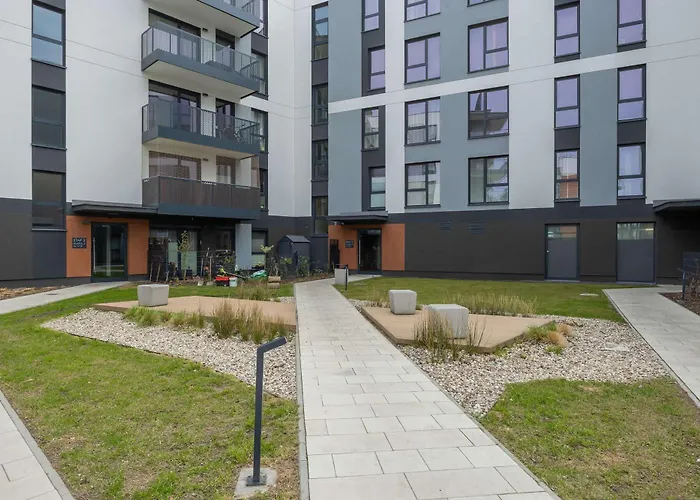 Spacious With Parking On Grochow By Renters