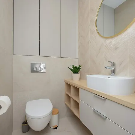Spacious With Parking On Grochów By Renters Apartamento *